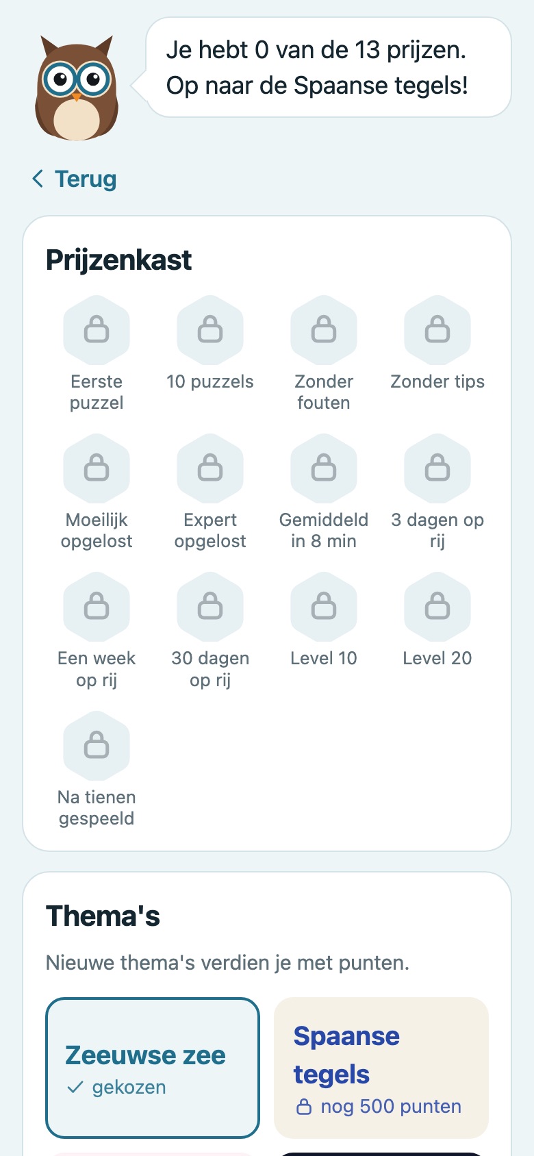 Prijzenkast met verdiende prijzen en thema's